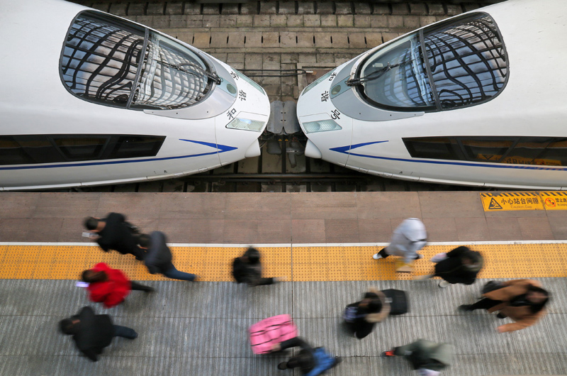 12月27日，旅客在山東煙臺火車站下車出站。