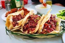 數(shù)萬家驢肉火燒店恐面臨滅頂之災就因假驢肉被曝光