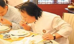 擠干雞排水份，再煎先將雞排1千克洗干凈，加入100克姜、100克蔥、50克蒜【最正宗的重慶火鍋底料】