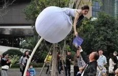 憑什么接你餐廳的宣傳單掌握正確的發(fā)傳單姿勢，照樣能成為你餐廳的“營銷”利器【重慶火鍋底料批發(fā)廠家】