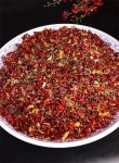 大公館辣子雞傳統(tǒng)版本相比，這道菜有三點(diǎn)改良：第一，摒棄加醬油、老抽的傳統(tǒng)腌制手法，只用辣鮮露腌制，顏色更紅亮，鮮味更濃郁，辣味更充足；第