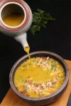 紅米入石鍋，再澆蝦膏湯，米飯也能做成看家菜