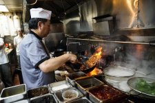美國中餐業(yè)多元轉(zhuǎn)型，火鍋店、混餐館受青睞【重慶火鍋底料廠家公司】