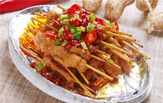 鐵板串燒兔肉的烹飪方法大多局限于紅燒，因?yàn)殡短夭缓萌コ?。鐵板串燒兔打破傳統(tǒng)燒法，結(jié)合傳統(tǒng)湘菜牙簽牛肉及鐵板菜肴的風(fēng)格，加入大量的秘制