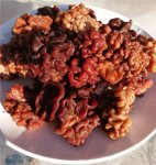 蔥燒巖菌巖菌干貨泡入清水中漲發(fā)24小時(shí)，改成厚1厘米的片；蔥白切成長(zhǎng)約4厘米的段【重慶火鍋底料廠有哪些】