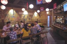 羊肉串8年不漲價(jià)的木屋燒烤能賺多少錢？【正宗重慶火鍋底料牌子】