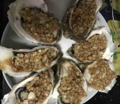 生蠔是宵夜攤上一直生意非?；鸨囊豢蠲朗?，基本上宵夜攤上面的海鮮中，就是屬生蠔最火，而且成本低，很多人開(kāi)業(yè)不到三個(gè)月就可以把本錢給賺回來(lái)