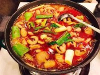 肥腸就是豬大腸，因?yàn)楦缓誓佊椭?，所以也叫肥腸。不過(guò)在粵港一般就叫豬大腸。而豬大腸頭，也就是靠近直腸的位置，更加肥厚，也更受食客歡迎【重