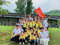 張桌子起家，一火就是32年    朱榮富是老頭兒油爆蝦的創(chuàng)始人，早年間他在杭州學(xué)習(xí)了六年的廚藝，有著扎實(shí)的杭幫菜功底。  到1988年，他在佑圣觀路3號(hào)的