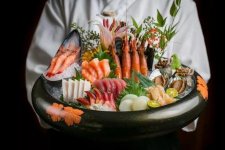 餐廳故意把菜價(jià)定的很貴，顧客卻都愛來！那賣貴不好嗎？  如此說來，在不同的餐廳，顧客對(duì)同一道菜價(jià)格的可接受范圍似乎更寬一些，貴點(diǎn)便宜點(diǎn)都差