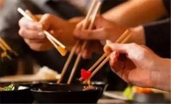 多地餐飲推公筷公勺分餐制：一菜一夾，火鍋應(yīng)提供“生料專用【重慶火鍋底料廠哪家好】
