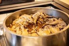 外婆家新開“鴨火鍋”，“堂食+外賣+零售”全新模式