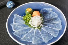 “好吃的魚(yú)，一定不能落下河豚。蘇軾一句“食河豚而無(wú)百味”，道盡了河豚的極致鮮美?！? 魚(yú)中之王【重慶火鍋底料批發(fā)在哪里】