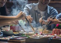 財(cái)報(bào)巨虧的海底撈，為何股價(jià)如此堅(jiān)挺？問(wèn)題一大堆，資本卻看好 【重慶火鍋底料在哪里買】