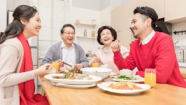 “就地過(guò)年”帶來(lái)餐飲消費(fèi)新變化 線上銷售額比去年同期增長(zhǎng)135%