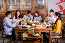 常見的火鍋店才開始在成都出現(xiàn)。火鍋底料哪個牌子正宗熱盆景就在此時誕生，開在成都新南門橋頭，名字起的雅俗共賞，地盤也扯得開，店內(nèi)店外擺了一
