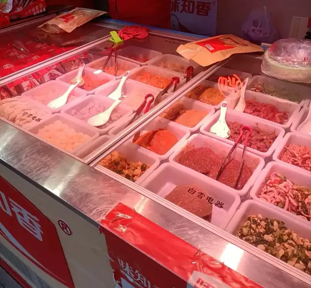 在菜市場(chǎng)賣半成品菜，一年凈利1.25億，并成功上市