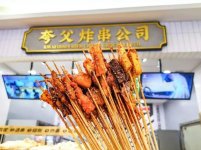 過往的小吃快餐，有品類無品牌，基本是夫妻店的業(yè)態(tài)，集中度、標(biāo)準(zhǔn)化程度極低。但自2015年起，受經(jīng)濟(jì)環(huán)境以及互聯(lián)網(wǎng)技術(shù)發(fā)展等因素深刻影響，餐飲業(yè)