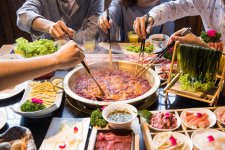 寒潮點(diǎn)燃火鍋經(jīng)濟(jì)，門店排隊(duì)，外賣爆單
