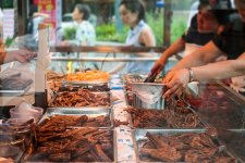 啃著鴨脖追劇，成了彭彭近來(lái)下班后的消遣