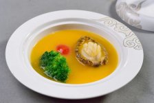 在短暫的風(fēng)波過后，“中國(guó)菜·頭灶”在互聯(lián)網(wǎng)世界里“社死”了。中餐日作是智商稅嗎？高端中餐又究竟貴在何處？