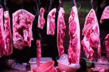 “豬肉一直在漲價(jià)，漲了得有三個(gè)月，我們店里用得多的五花肉，進(jìn)貨價(jià)從13塊一斤漲到了23塊。梅花肉也從17、18塊漲到了27、28塊，都差不多漲了10塊錢。