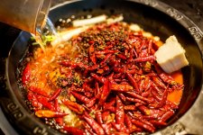 又到了吃火鍋的季節(jié)?！比攵螅幻鈬?guó)美食博主發(fā)文感嘆