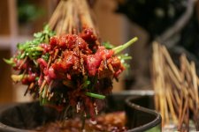 宵夜，從來(lái)沒(méi)有追求曠世美味的野心，反而更鐘愛(ài)在小食材中挖掘大門(mén)道