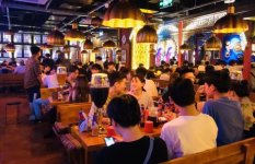 當(dāng)時(shí)36歲的徐炳忠想必同球迷一道，也在自己開(kāi)業(yè)剛滿(mǎn)一年的海倫司酒吧里看球