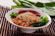 除天味食品外，還有一批四川調(diào)味品企業(yè)不斷加碼預(yù)制菜市場。在這個(gè)火熱的賽道中，“川軍”悄然集結(jié)