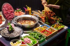 跳出品類紅海！在串串香的發(fā)源地，這個(gè)品牌靠什么卷贏同行？